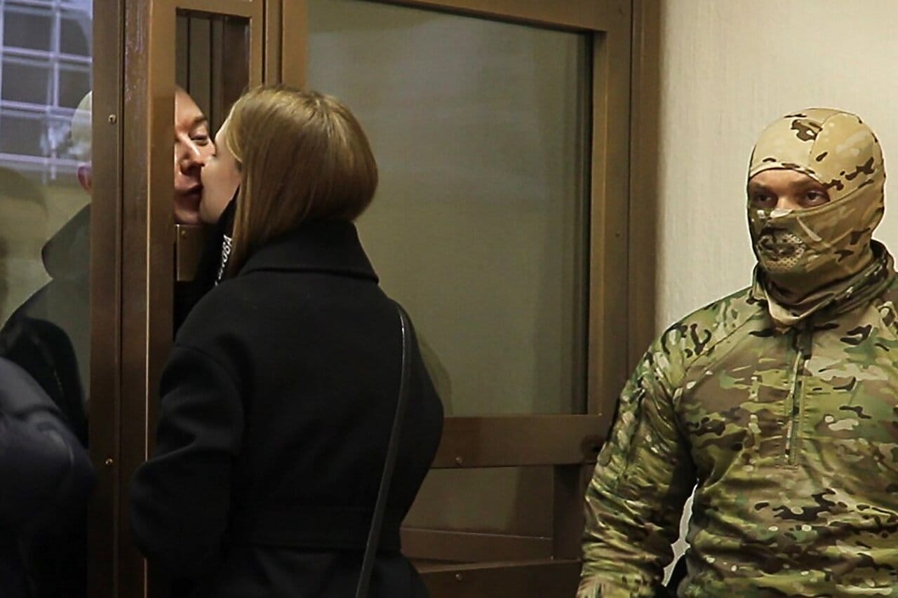 «​Буду несколько минут просто любоваться небом». Журналист Сафронов написал письмо из красноярской колонии