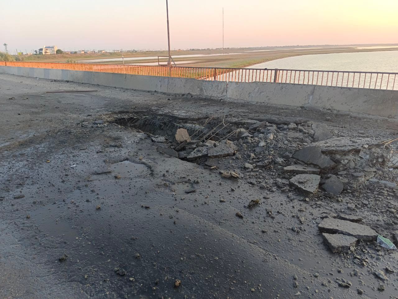 В аннексированных Крыму и Херсонской области сообщили об ударе по мостам, соединяющим полуостров и область