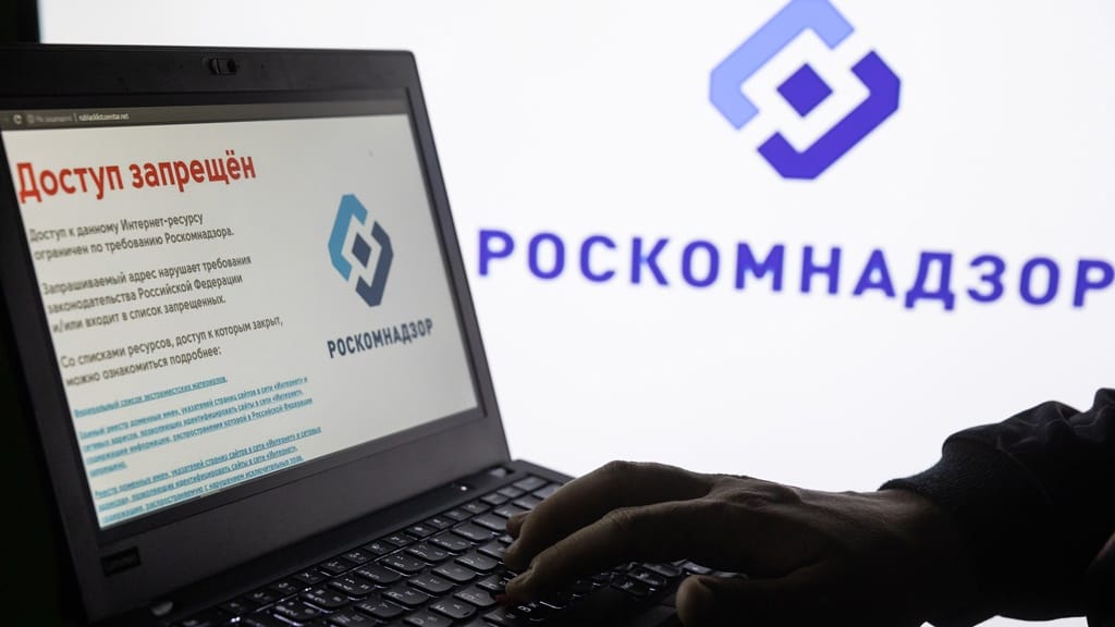 Сайты писателя Бориса Акунина и издательства Freedom Letters, продающие роман Владимира Сорокина «Наследие», заблокировали в России
