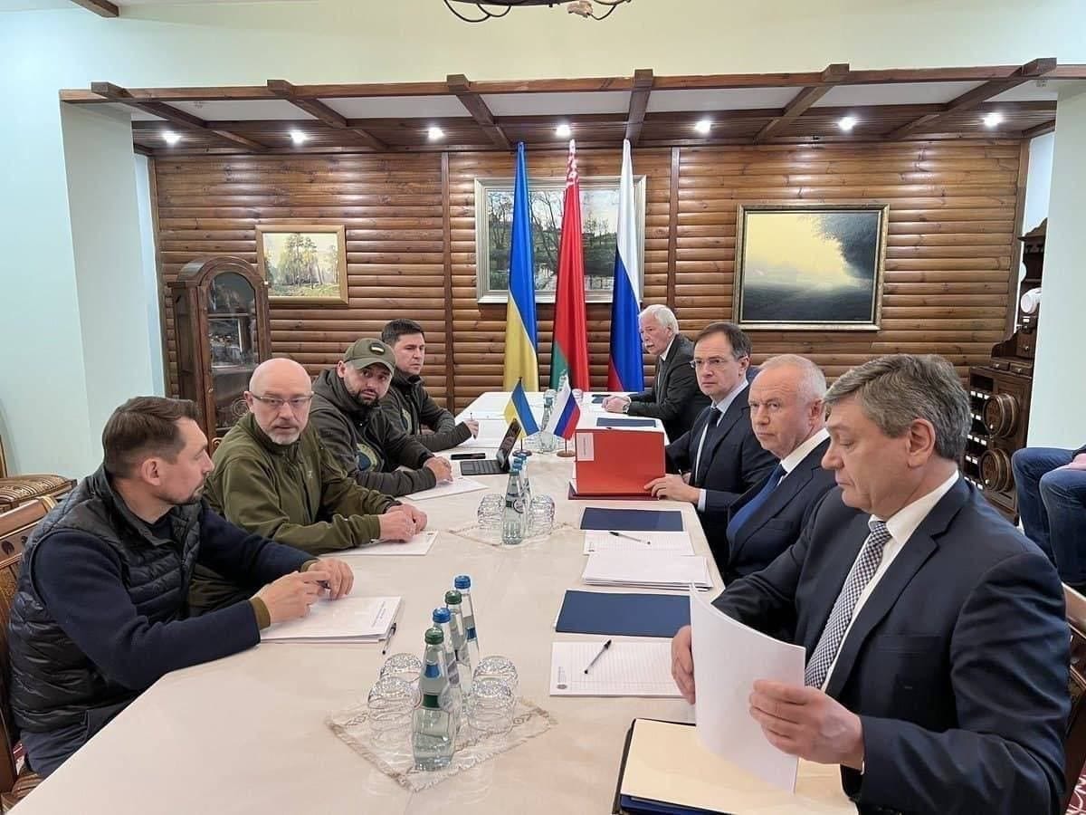 Убрать с позиций армию, отстроить Донбасс и отдать его России: опубликован самый первый проект мирного договора с требованиями Москвы