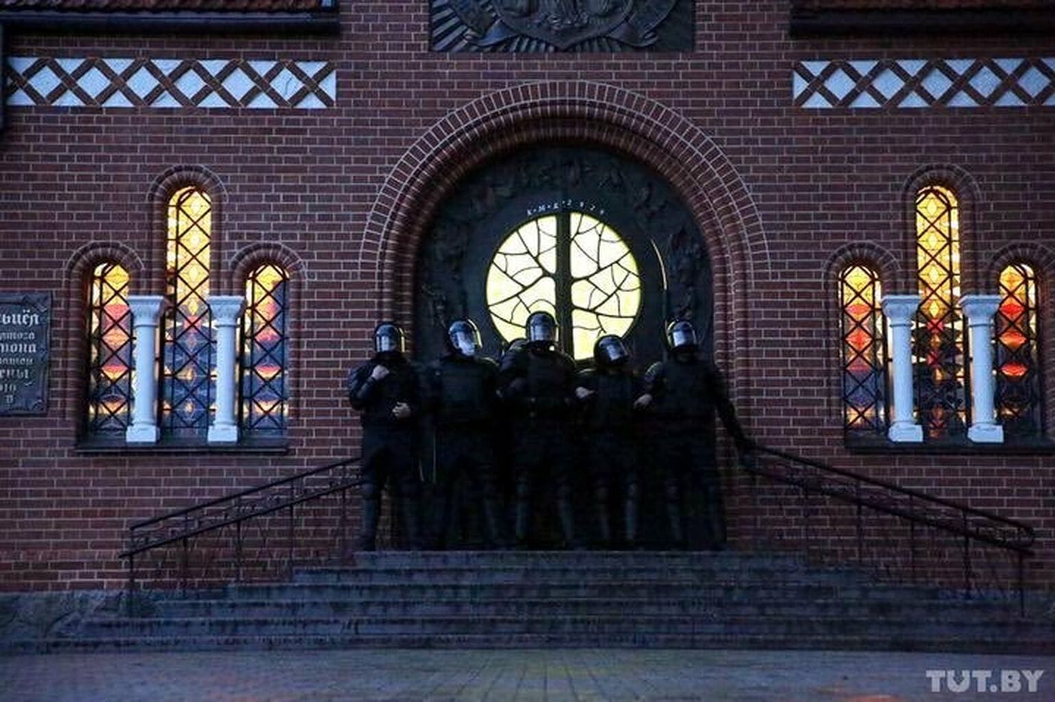 Библией против дубинок. Как протесты в Беларуси повлияли на церковь, а церковь — на протесты