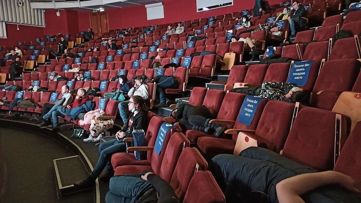 В Норильске больше 100 человек провели ночь в кинотеатре из-за сильной метели