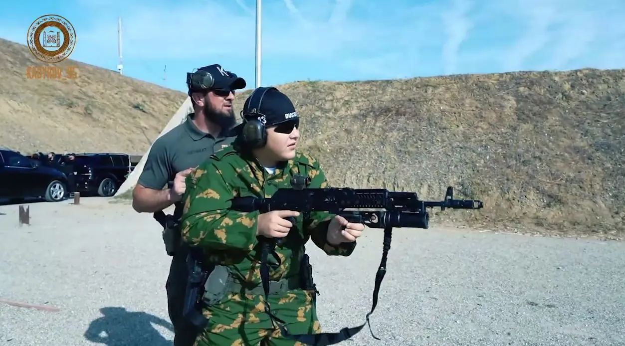 Несовершеннолетние сыновья Кадырова приехали в Мариуполь с оружием. Видео