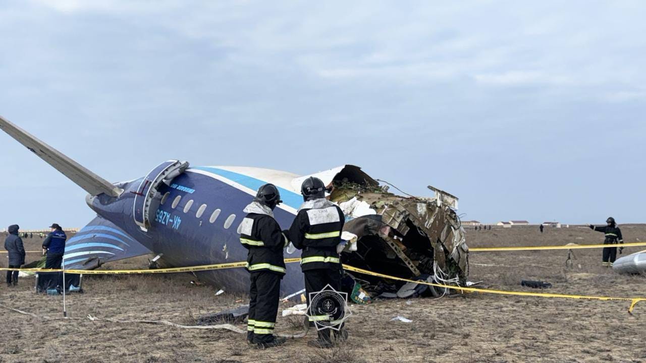 Azerbaijan Airlines прекращает рейсы из Баку в Грозный и Махачкалу до завершения расследования причин крушения самолета Embraer 190