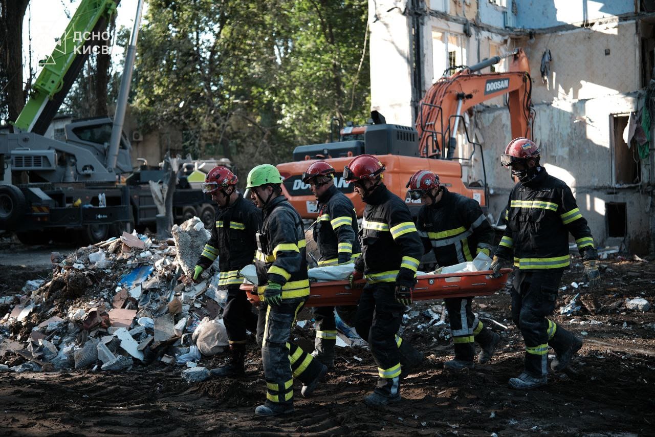 В Киеве из-под завалов дома, разрушенного российским ударом, продолжают доставать тела погибших. Число жертв выросло до 28 человек